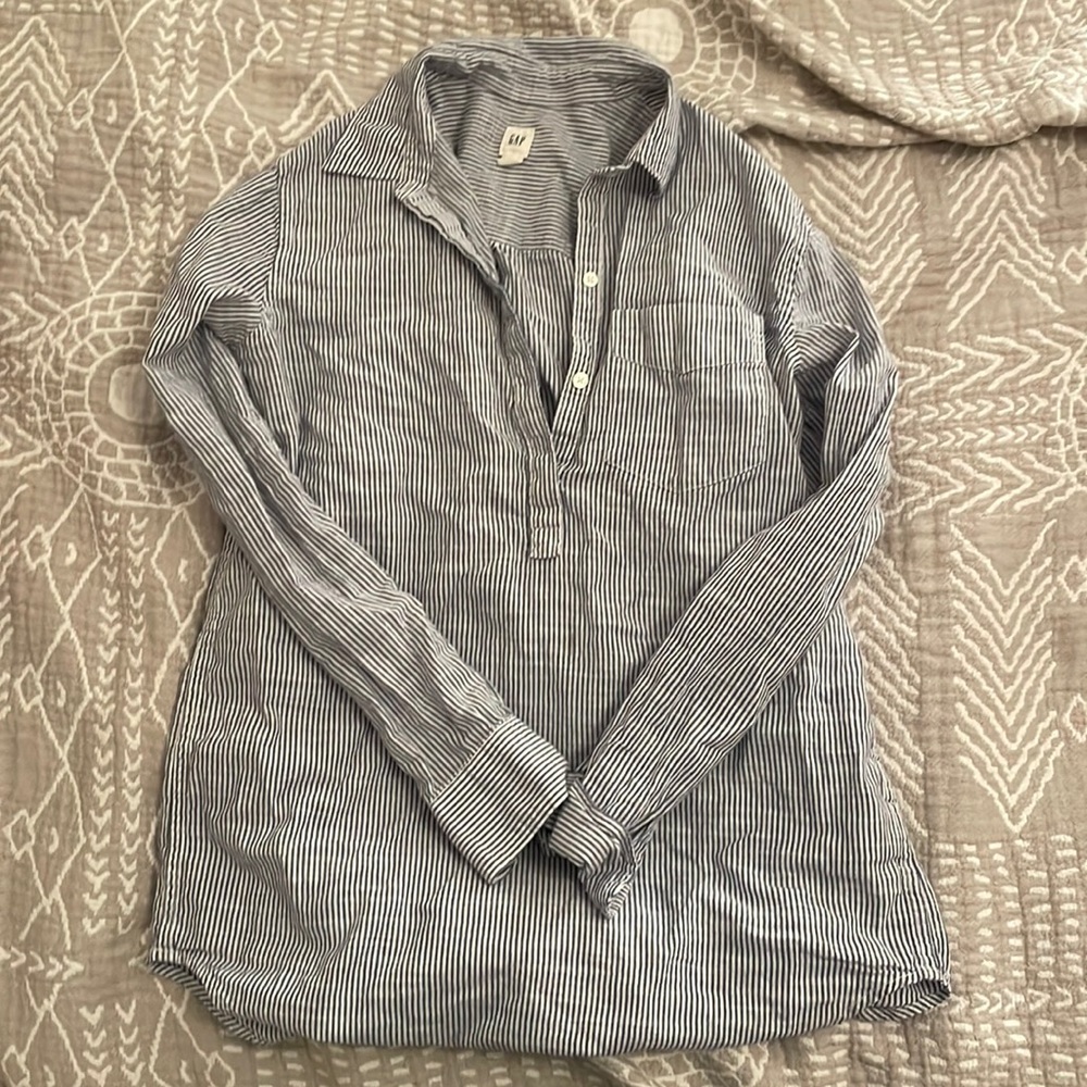 Gap blue stripped pop over shirt, size xs
